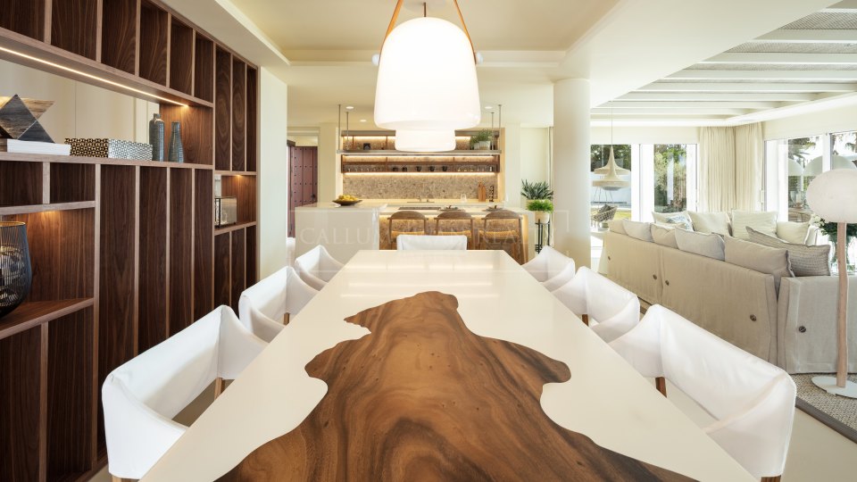Marbella Golden Mile, Cautivadora villa de lujo frente al mar en puente romano, en la Milla de Oro