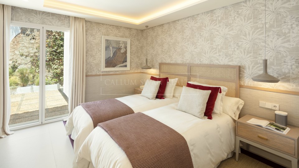 Marbella Golden Mile, Cautivadora villa de lujo frente al mar en puente romano, en la Milla de Oro