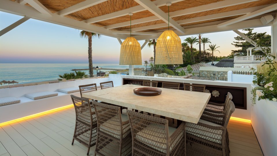 Marbella Golden Mile, Spectacular frontline beach villa for rent in Puente Romano