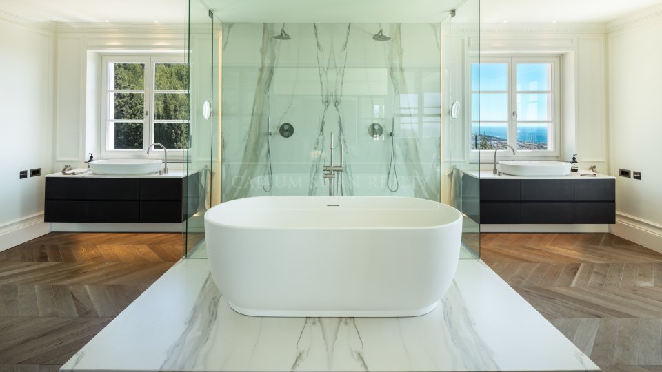 Marbella Golden Mile, Substantial luxury villa for sale in Sierra Blanca.