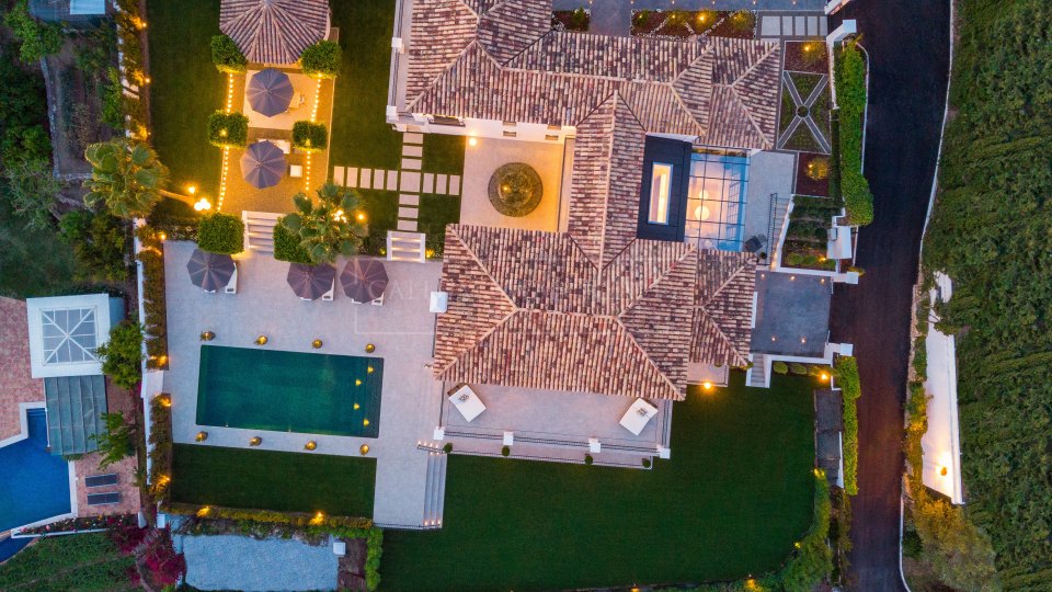 Marbella Golden Mile, Substantial luxury villa for sale in Sierra Blanca.