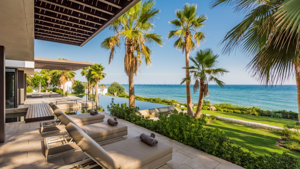 Estepona, Superb frontline beach villa available for rent