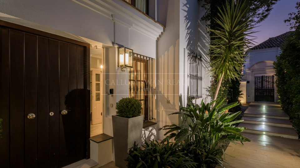 Marbella Golden Mile, Charming luxury beachside villa in the Marbella Club