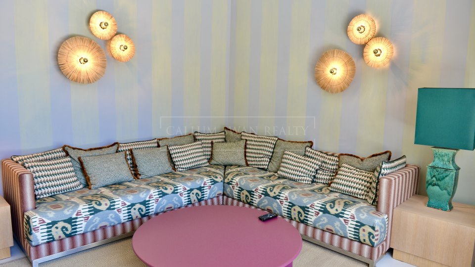 Marbella Golden Mile, Charming luxury beachside villa in the Marbella Club