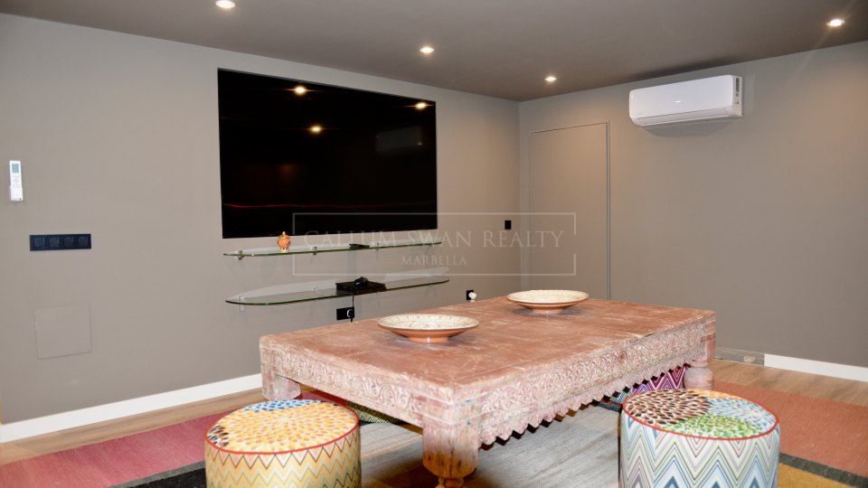 Marbella Golden Mile, Charming luxury beachside villa in the Marbella Club