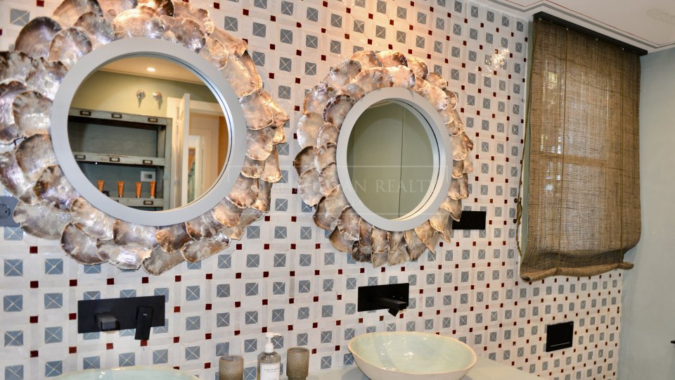 Marbella Golden Mile, Charming luxury beachside villa in the Marbella Club