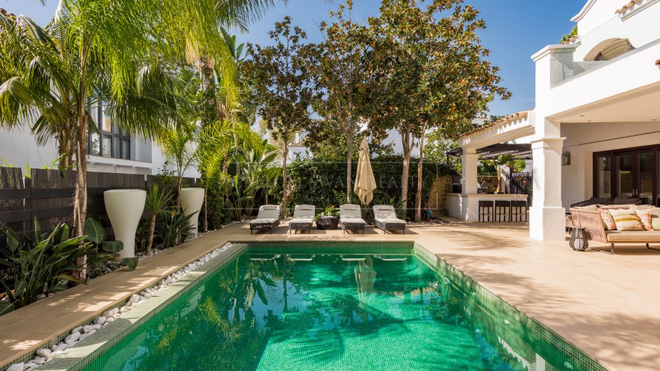 Marbella Golden Mile, Charming luxury beachside villa in the Marbella Club