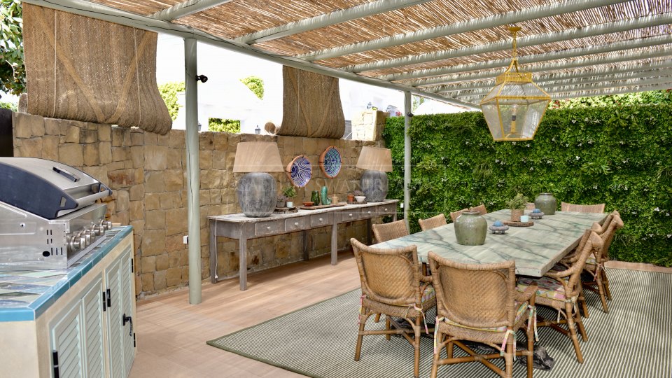Marbella Golden Mile, Charming luxury beachside villa in the Marbella Club