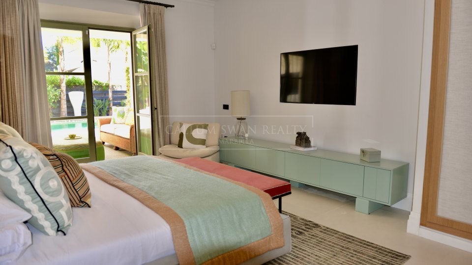 Marbella Golden Mile, Charming luxury beachside villa in the Marbella Club