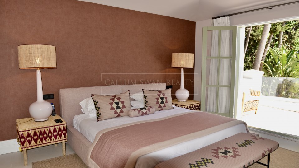 Marbella Golden Mile, Charming luxury beachside villa in the Marbella Club