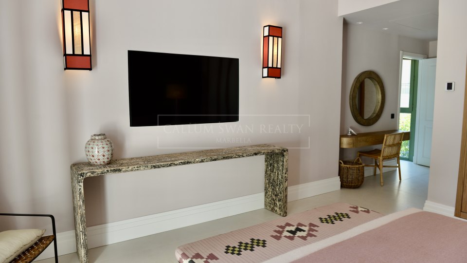 Marbella Golden Mile, Charming luxury beachside villa in the Marbella Club