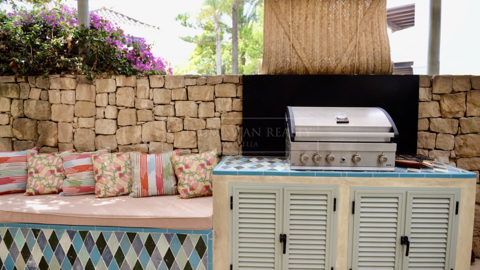 Marbella Golden Mile, Charming luxury beachside villa in the Marbella Club