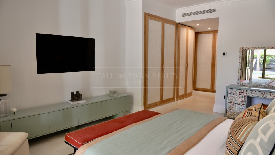 Marbella Golden Mile, Charming luxury beachside villa in the Marbella Club
