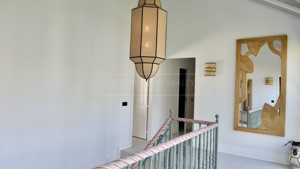 Marbella Golden Mile, Charming luxury beachside villa in the Marbella Club