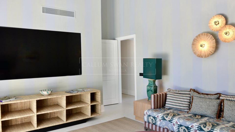 Marbella Golden Mile, Charming luxury beachside villa in the Marbella Club