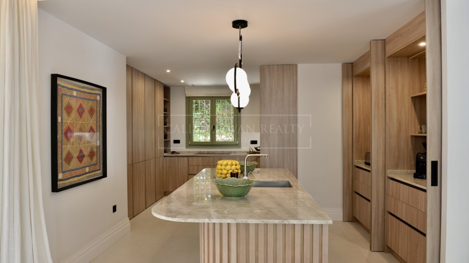 Marbella Golden Mile, Charming luxury beachside villa in the Marbella Club
