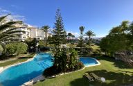 Espléndido apartamento de 2 dormitorios con vistas al mar en Nueva Andalucía, Marbella