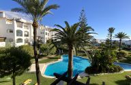 Espléndido apartamento de 2 dormitorios con vistas al mar en Nueva Andalucía, Marbella