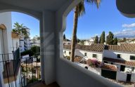 Espléndido apartamento de 2 dormitorios con vistas al mar en Nueva Andalucía, Marbella