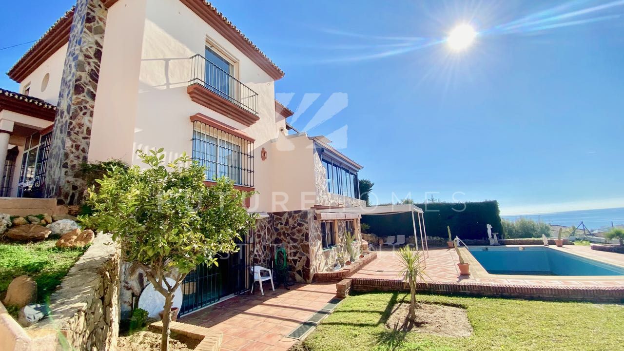 Detached villa with super sea views in the popular urbanisation of Seghers next to Estepona port