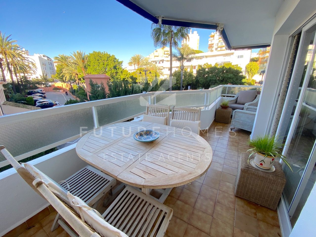 Amplio apartamento en el corazon del puerto de Estepona