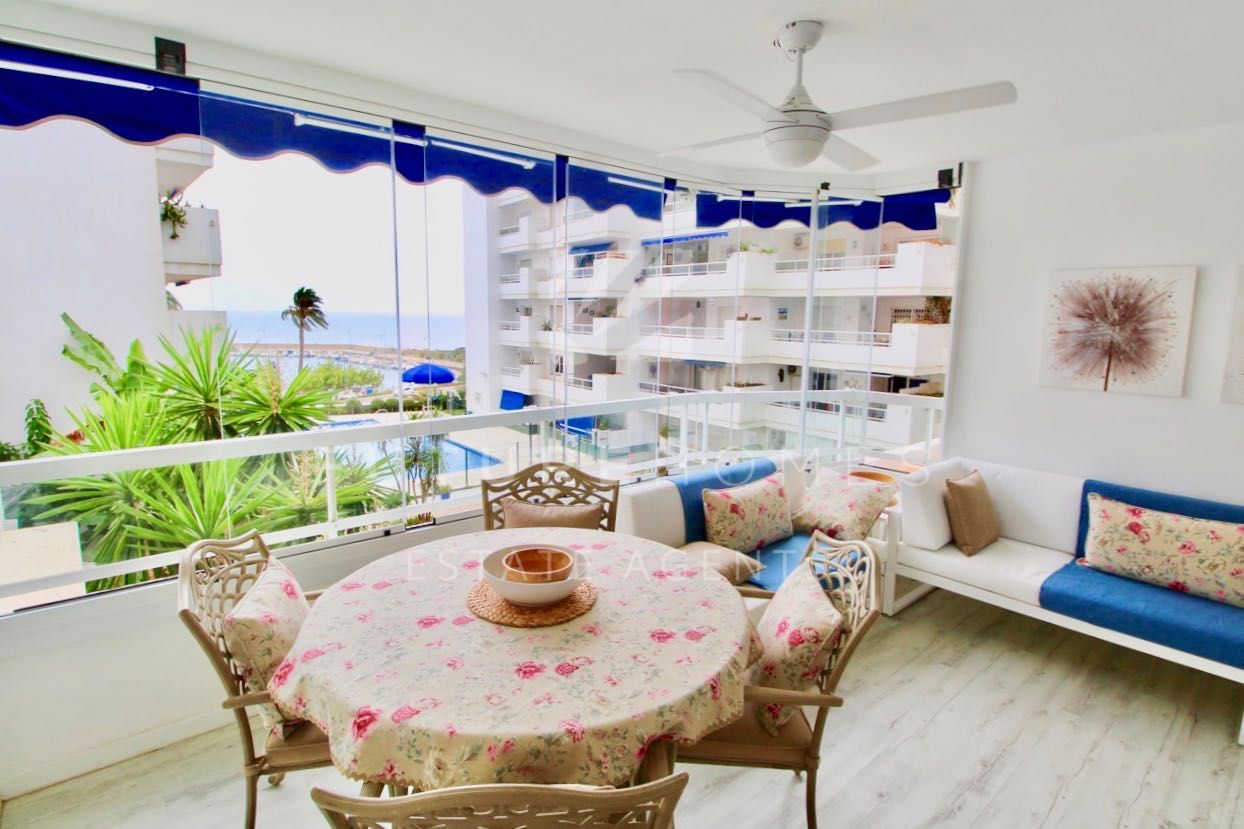 Immaculate apartment for sale in Estepona port with sea views