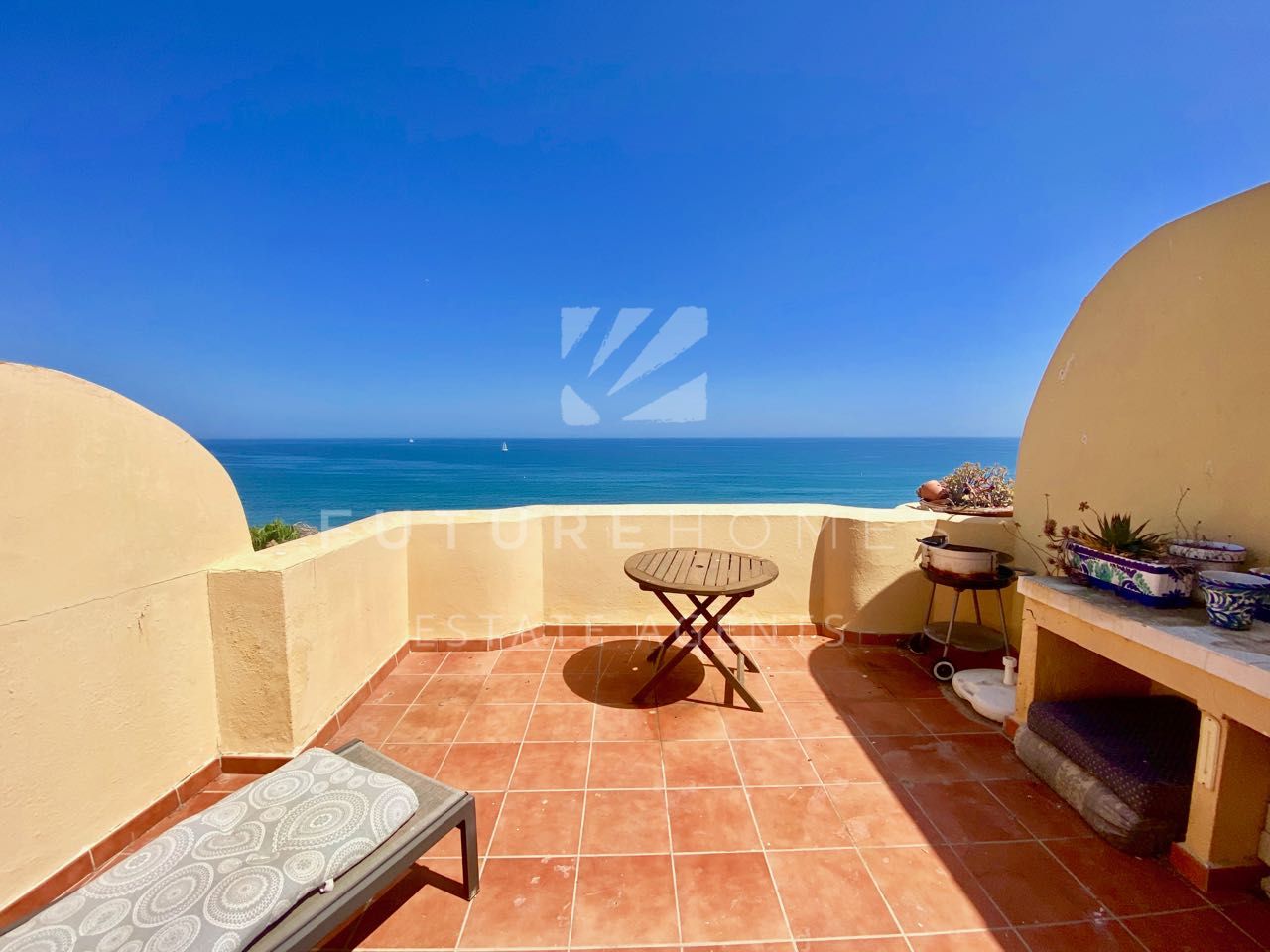 Super penthouse on Estepona sea front with spectacular sea views
