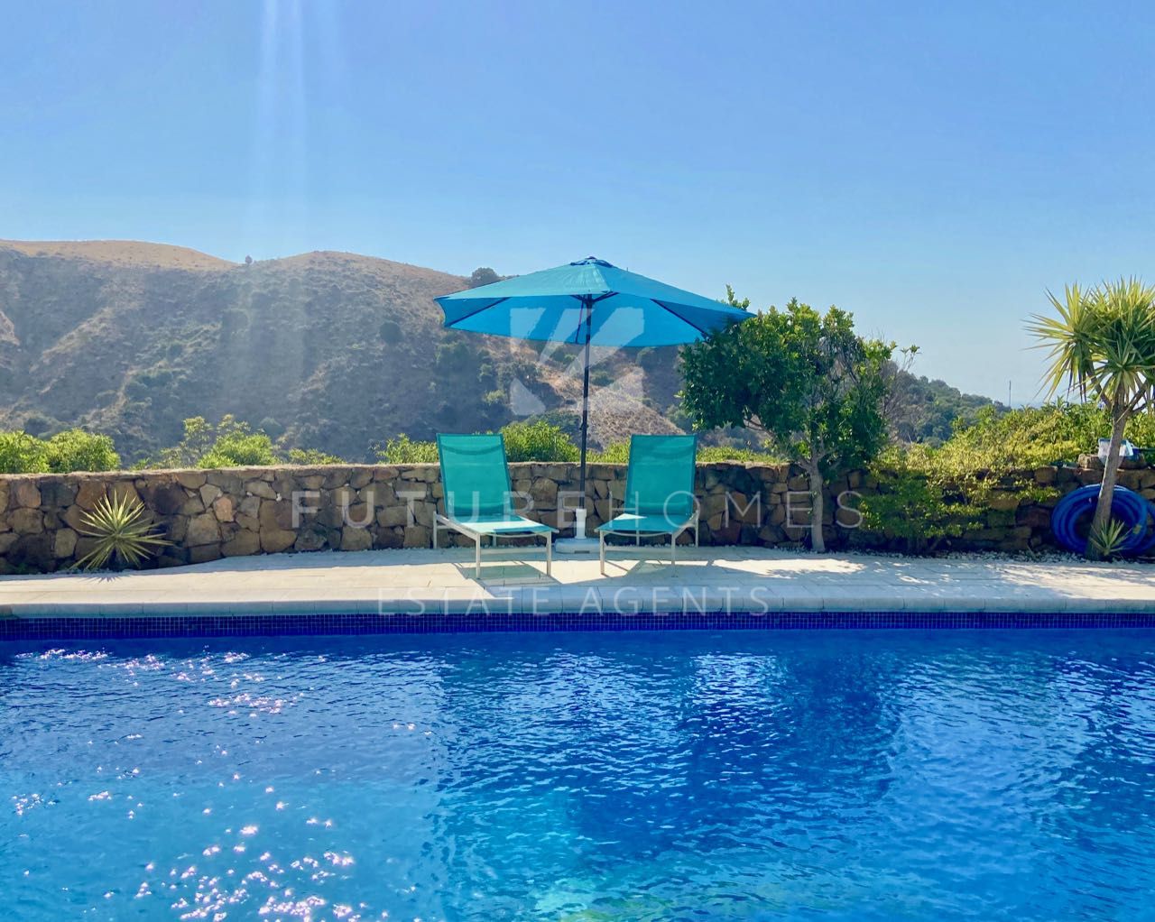 Villa independiente con vistas abiertas y piscina a tan solo 2km del centro de Estepona