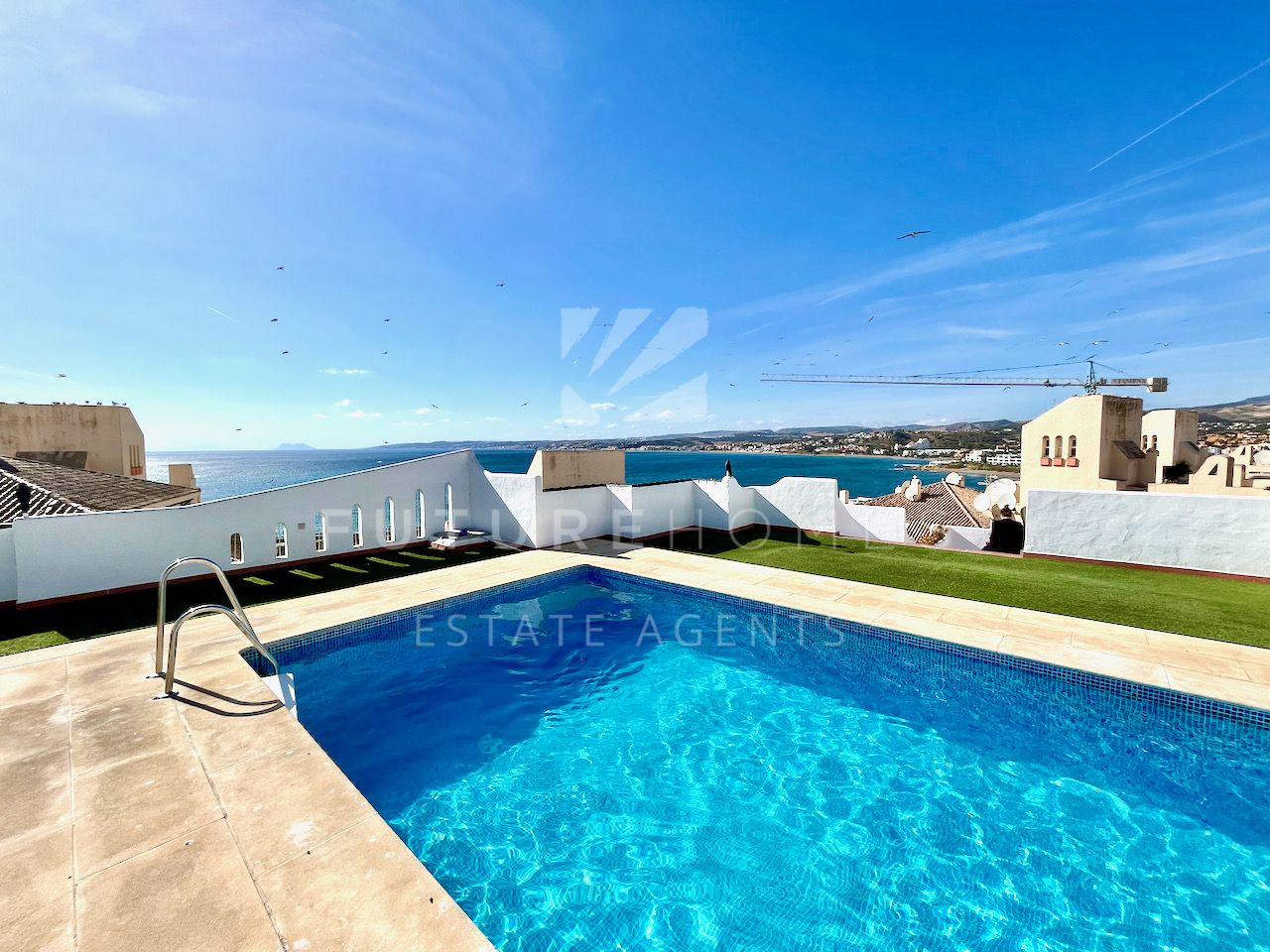 Puerto deportivo de Estepona - Espacioso apartamento con plaza de parking incluido.