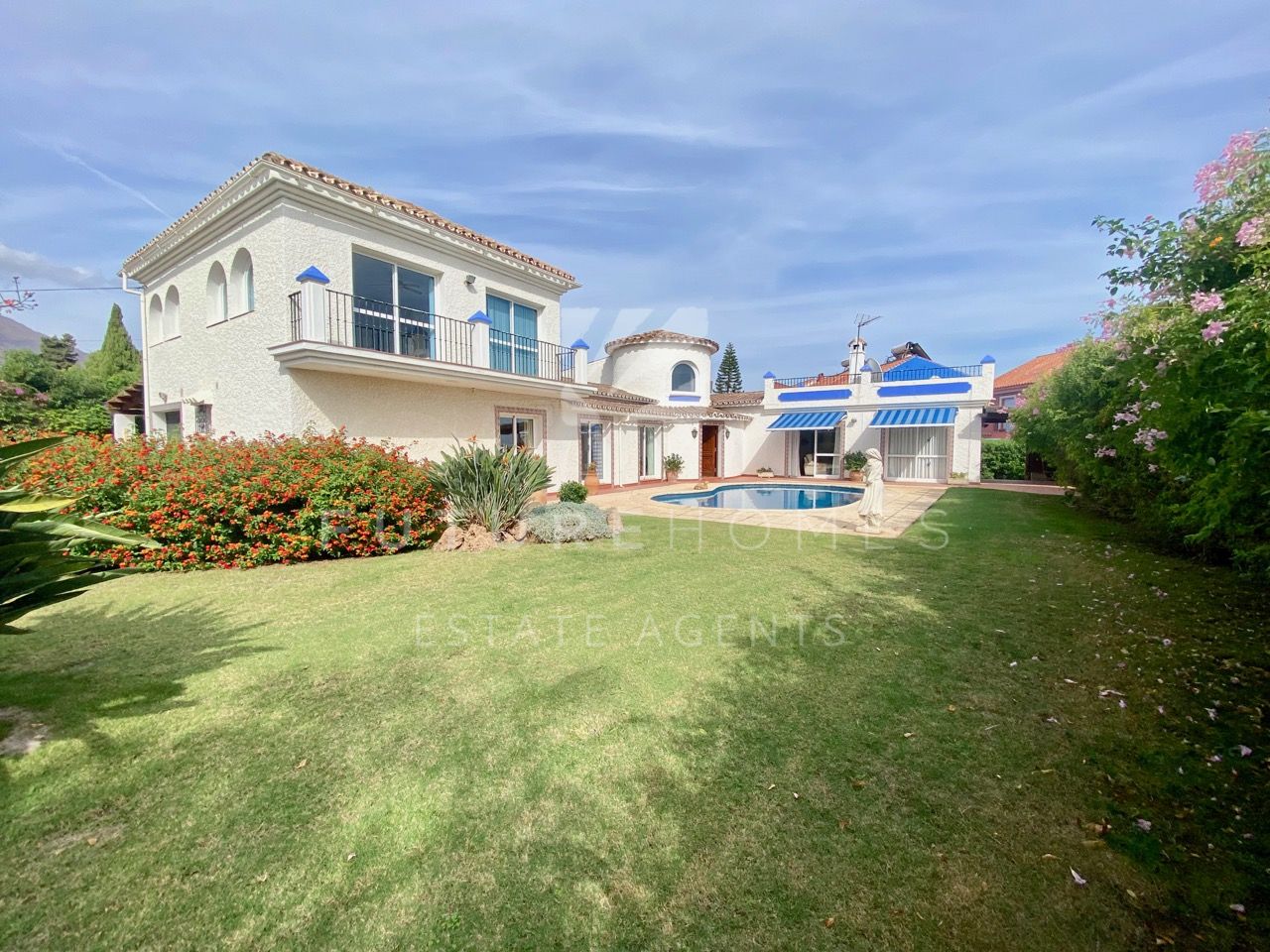 Spacious and bright detached villa for sale in Don Pedro, Estepona