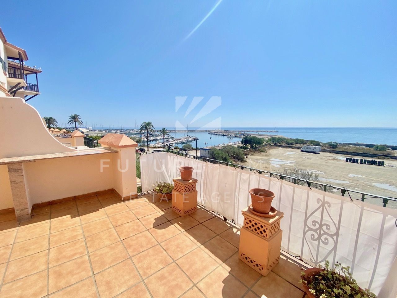 Townhouse for sale in Belgravia Club Estepona with great sea views!