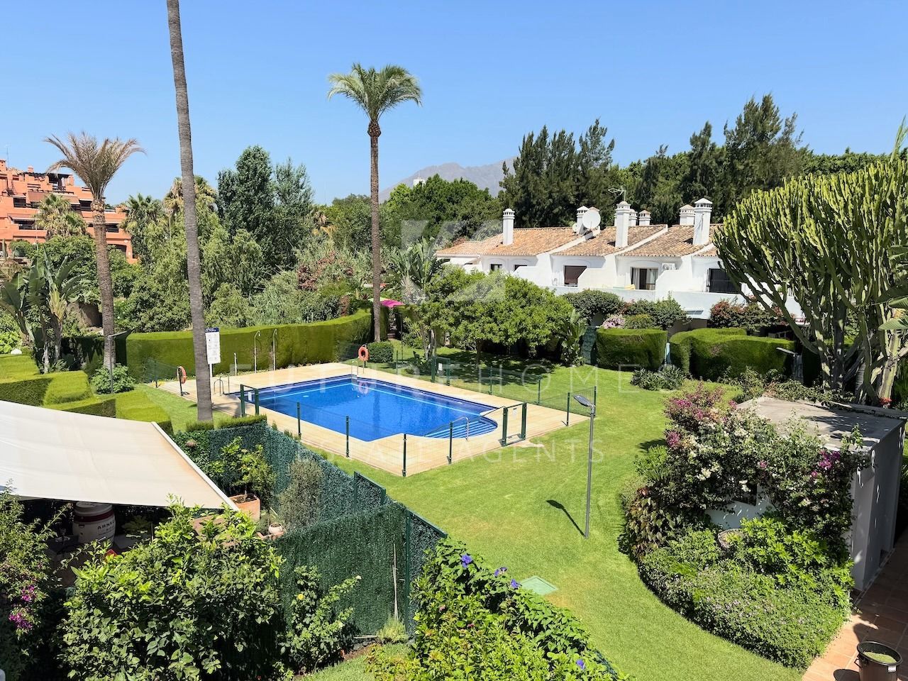 En exclusiva! Amplia casa adosada con jardín privado en una de las mejores ubicaciones de Estepona ciudad.