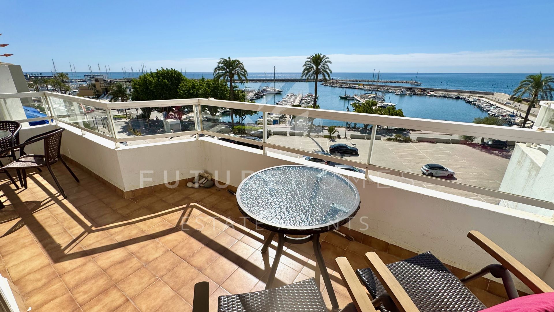 Increíble apartamento junto al puerto deportivo de Estepona con vistas al mar