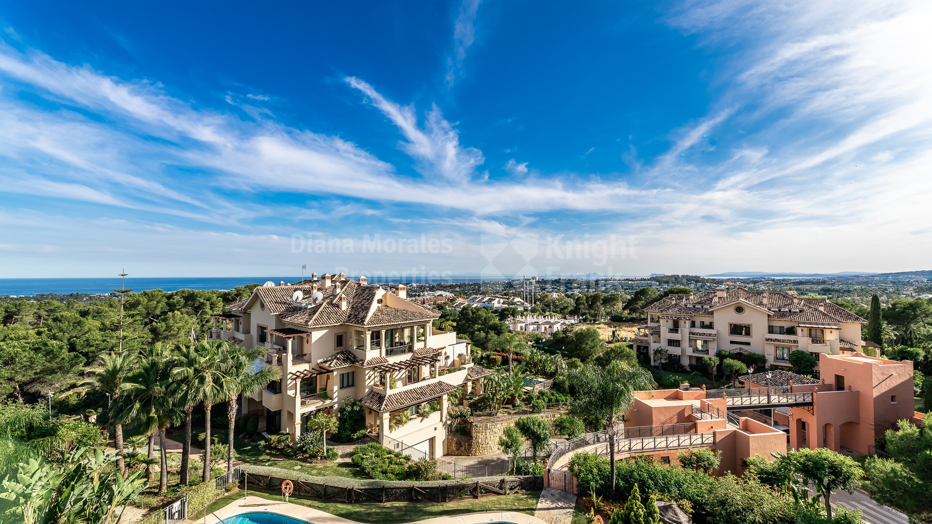 Aloha Park, Duplex penthouse within gated community with sea views