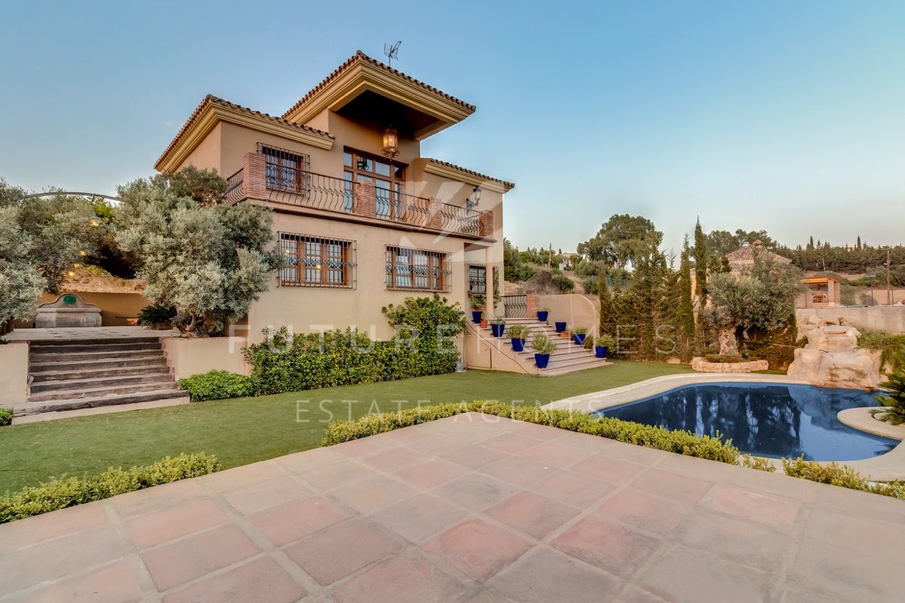 http://www.futurehomesspain.com/en-286-R2340593_villa-valle+romano-estepona.html