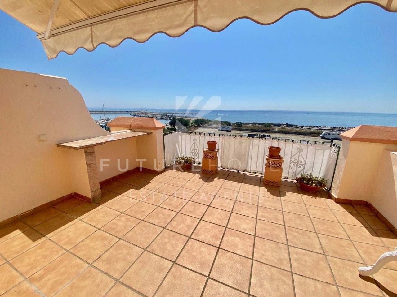 Townhouse for sale in Belgravia Club Estepona with great sea views