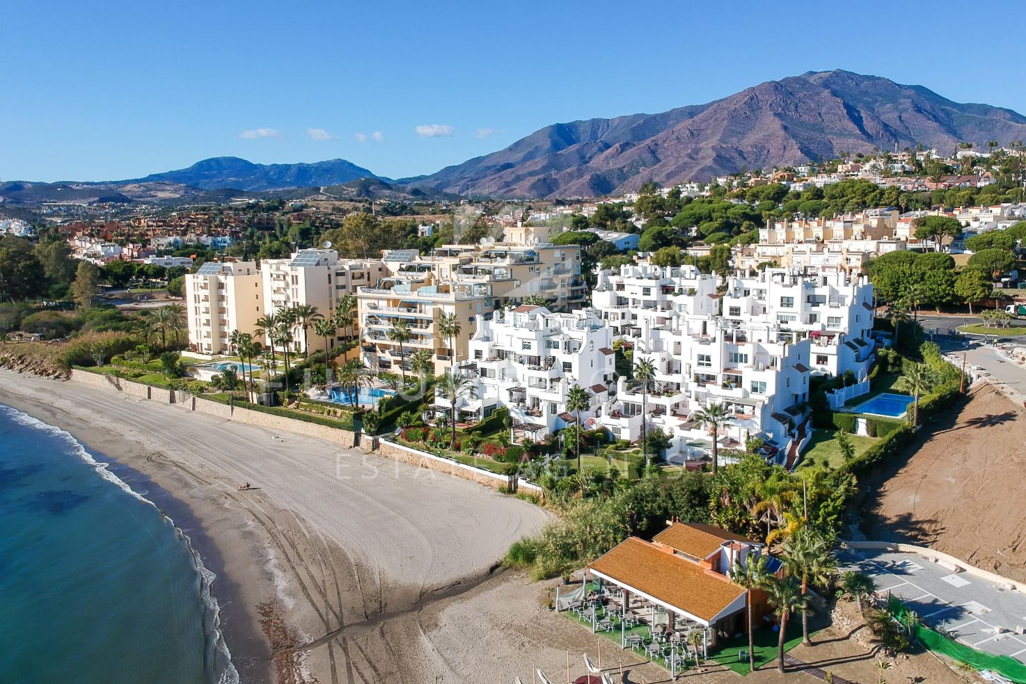 EXCLUSIVE! Fantastic frontline beach apartment overlooking the Playa del Cristo in Estepona