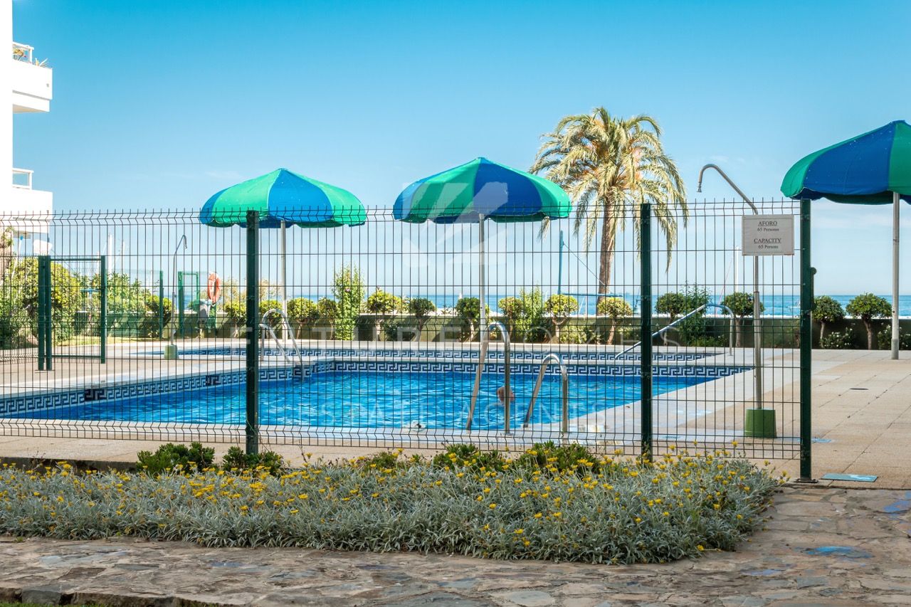 ¡Apartamento en primera línea en venta en una comunidad popular con vistas al puerto deportivo de Estepona!