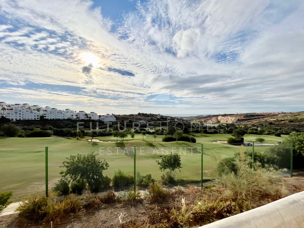 Apartamento en primera linea de golf con vistas al mar en Valle Romano Estepona