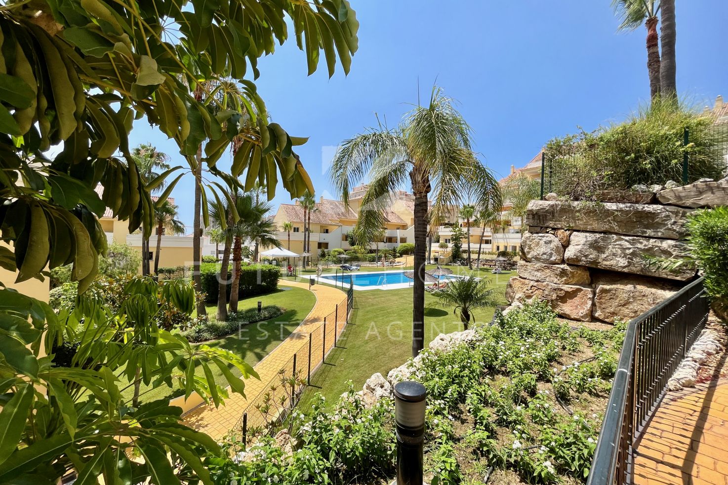 Spacious and impeccable 1 bedroom apartment in Estepona port!