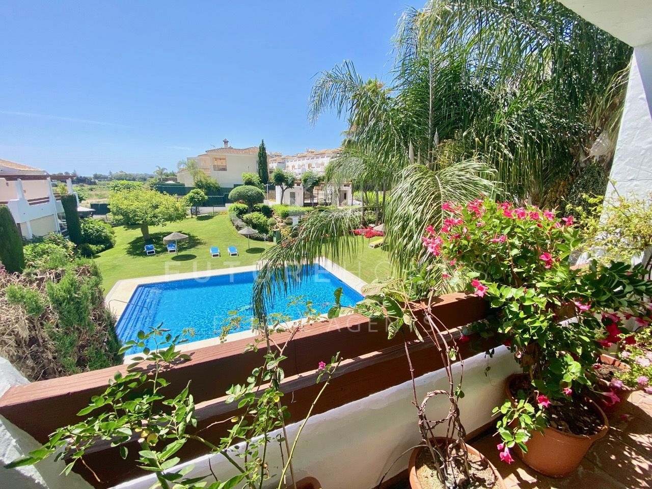 Immaculate first floor apartment for sale in Selwo Estepona 