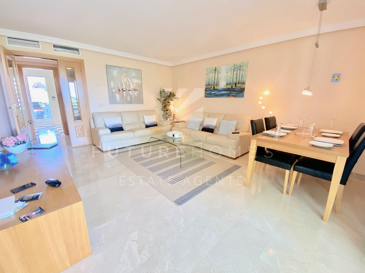 Immaculate first floor apartment for sale in Selwo Estepona 