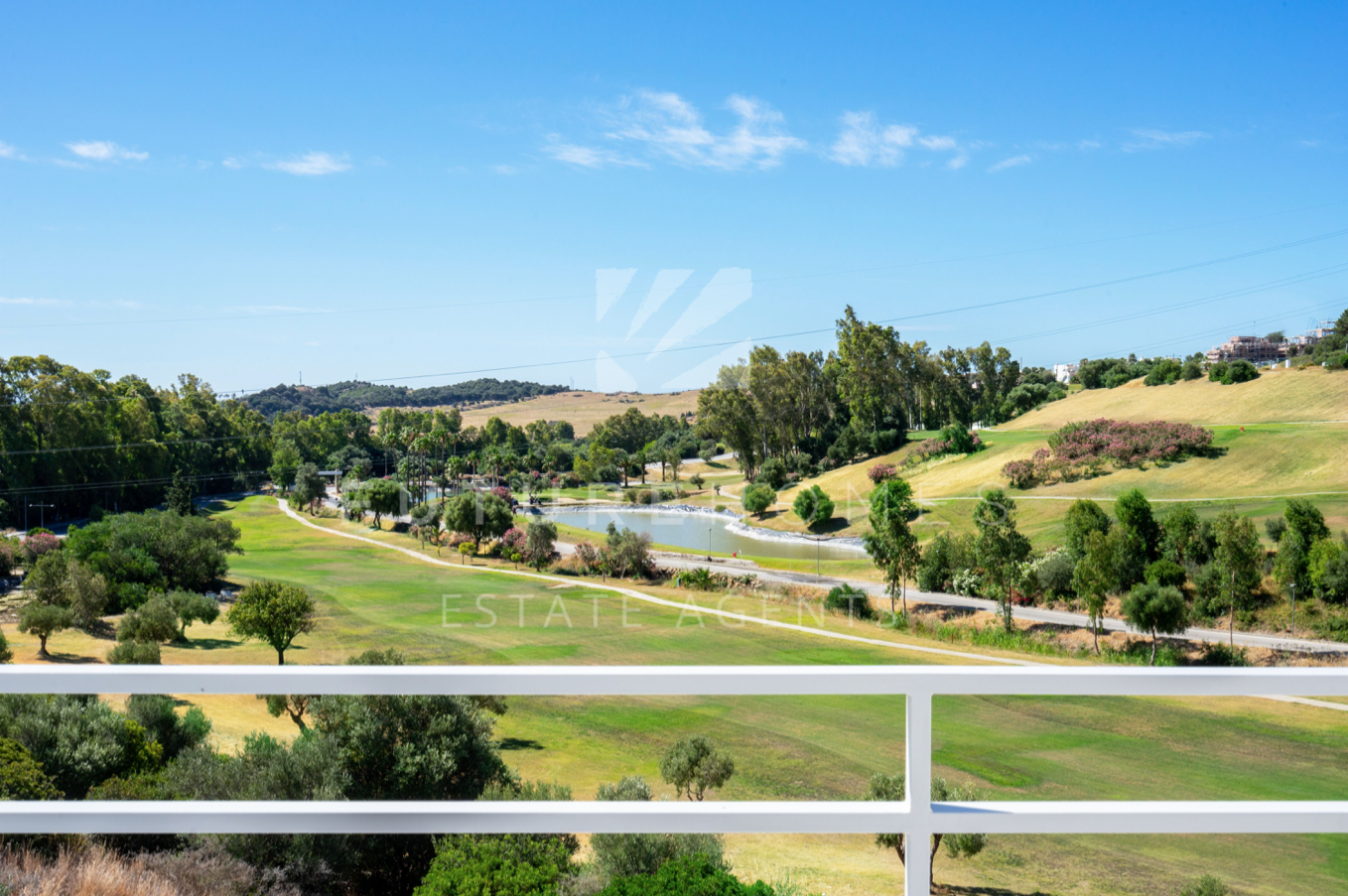 Fantastic value! Modern townhouses on front line golf just ten minutes from Estepona