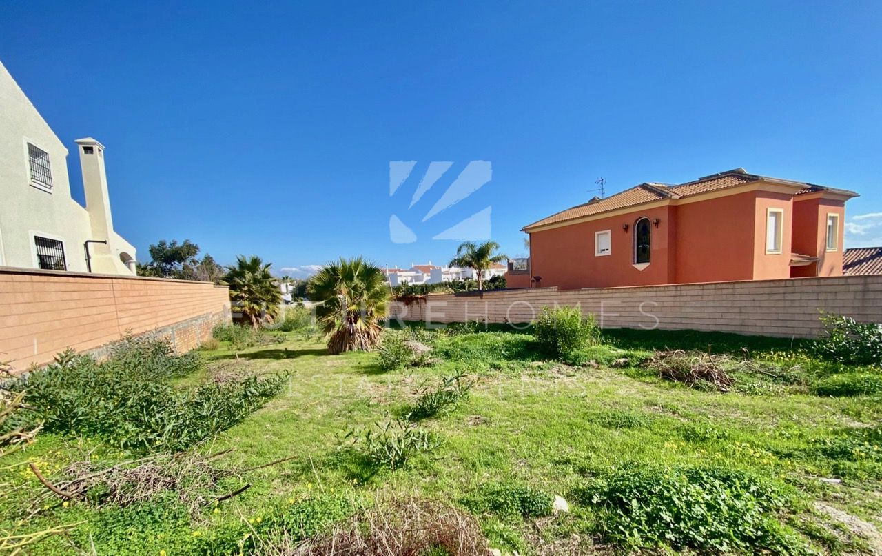 Large residential plot in highly sought after urbanization of Don Pedro, only 280 metres from the beach!