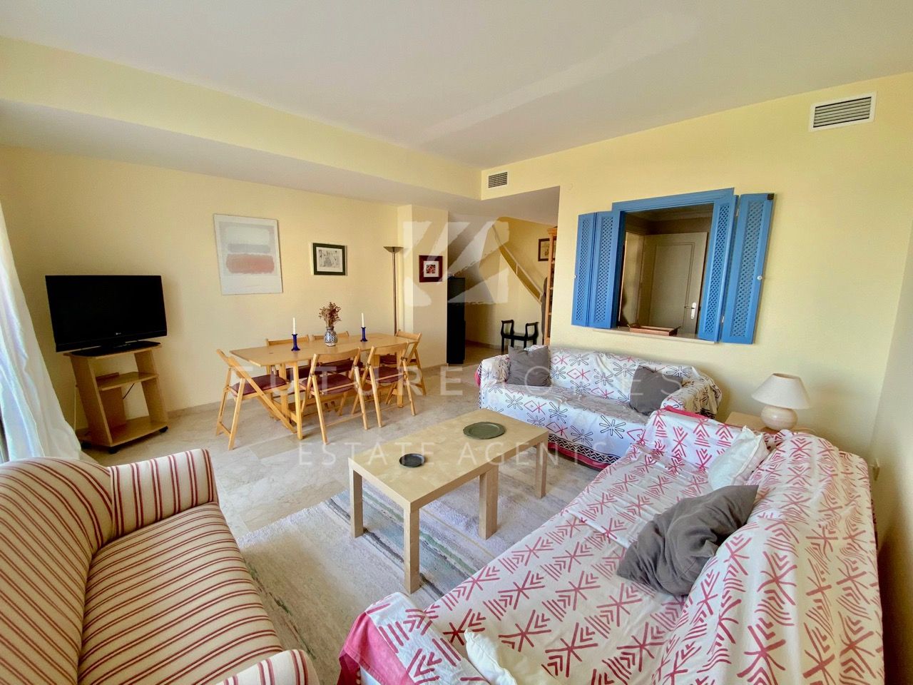 Amplio apartamento duplex con 3 dormitorios y vistas al mar en  Casares del Mar playa. 