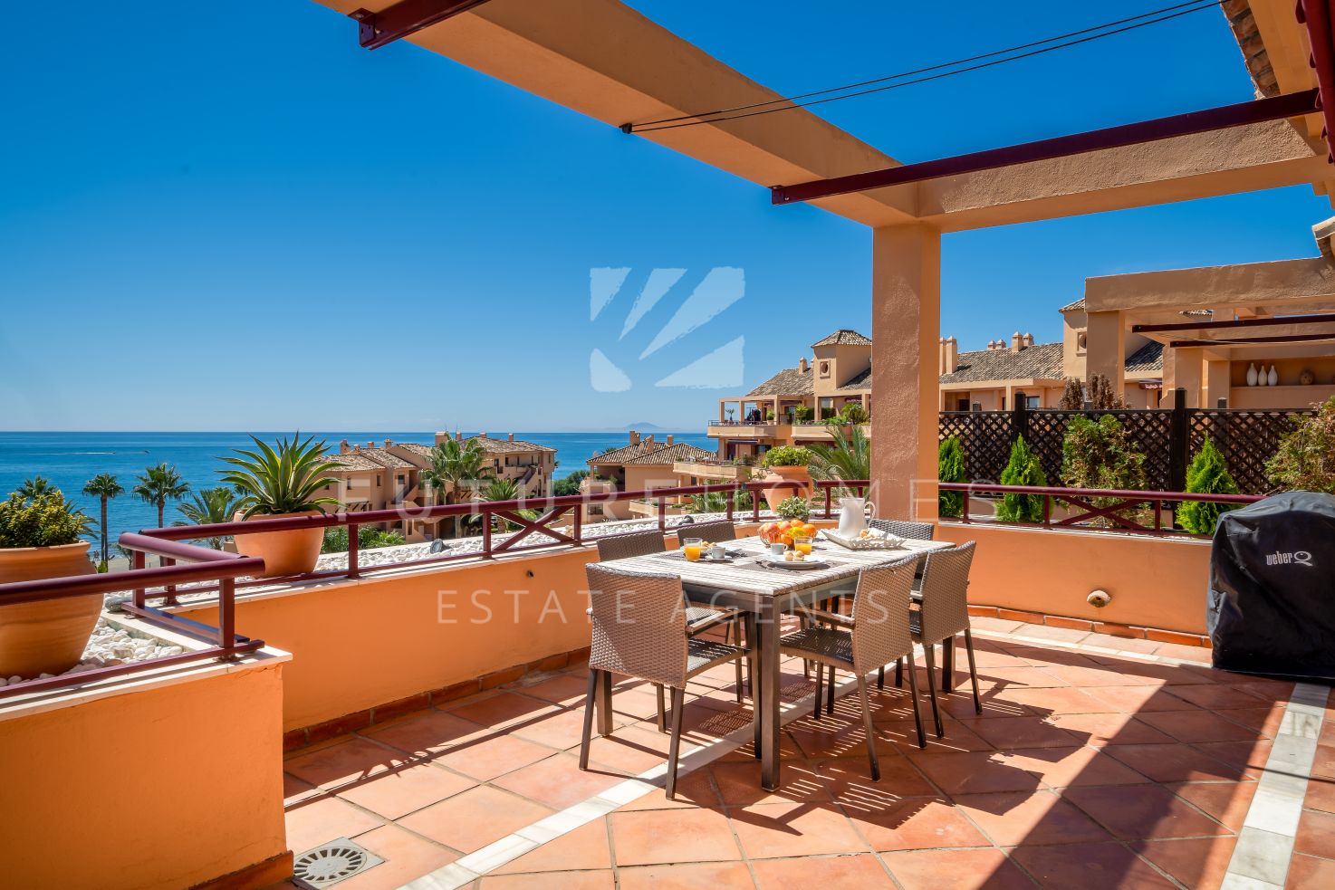 Front line beach apartment in Riviera Andaluza close to Estepona port!