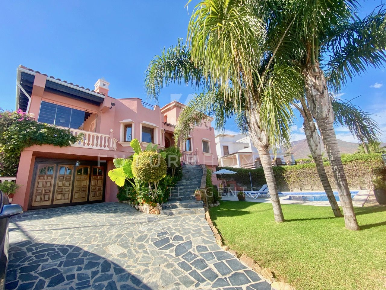https://www.futurehomesspain.com/en-286-00472P_villa-valle+romano-estepona.html