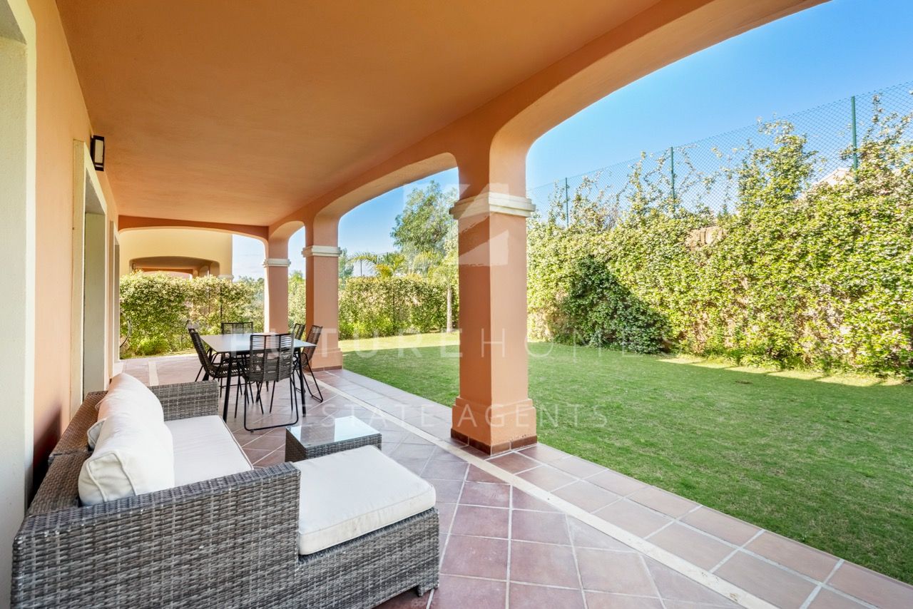 Villas en venta en primera linea de golf a tan solo 1km de la playa en Estepona