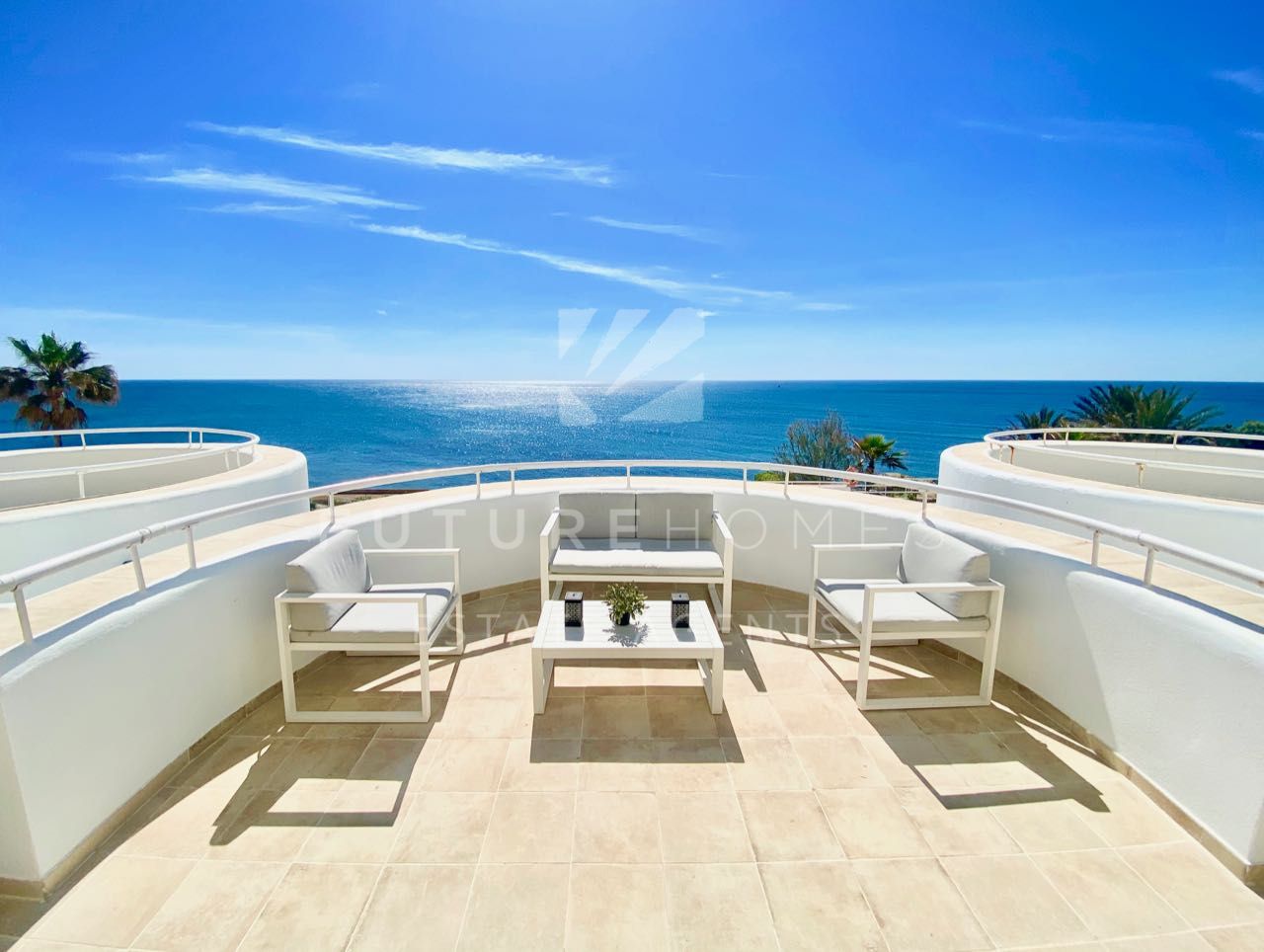 Impecable apartamento en venta en primera linea de playa con vistas al mar, Estepona