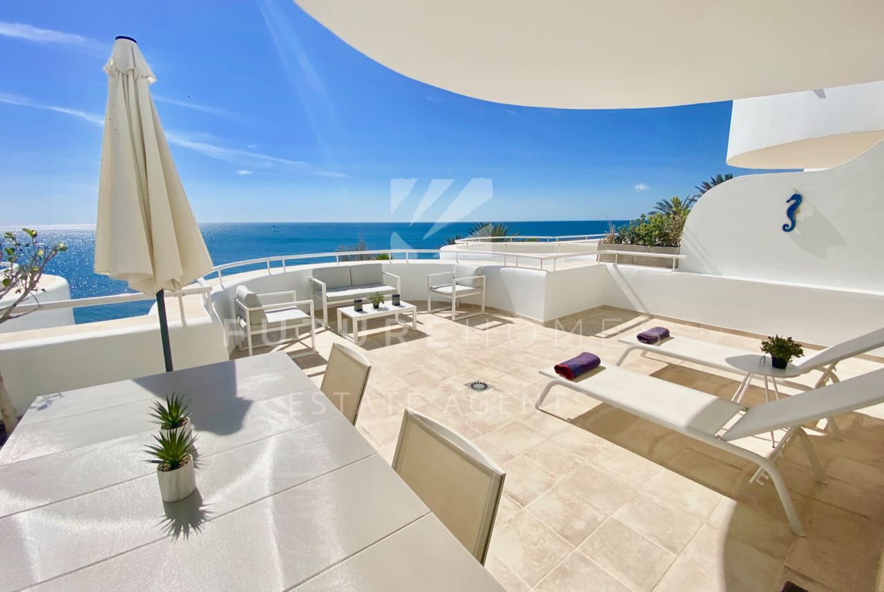 Impecable apartamento en venta en primera linea de playa con vistas al mar, Estepona